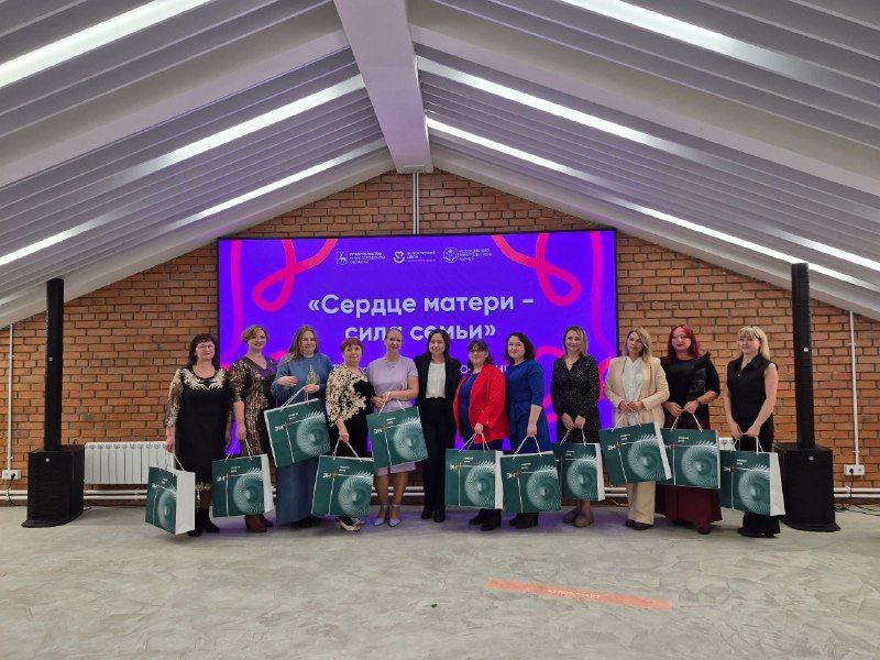 Волонтеры Эн+ поздравили многодетные семьи с Днем матери