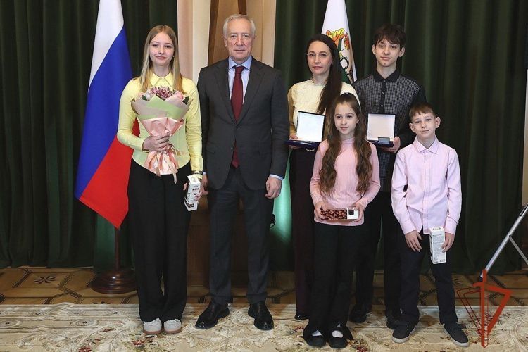 Многодетная семья росгвардейцев из Томской области удостоена знака «Родительская доблесть»
