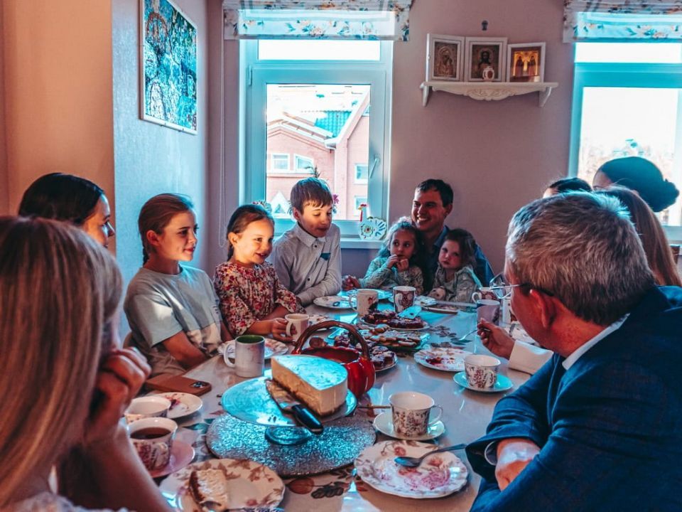 Депутаты Думы Югры поздравили многодетную семью Григорьевых с Днем матери