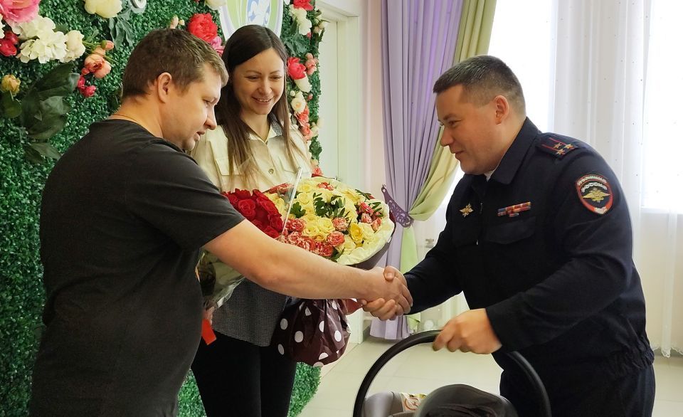 В День матери сотрудники томской Госавтоинспекции посетили областной перинатальный центр