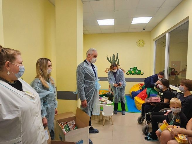 В саратовскую областную детскую больницу доставили "Коробку храбрости"