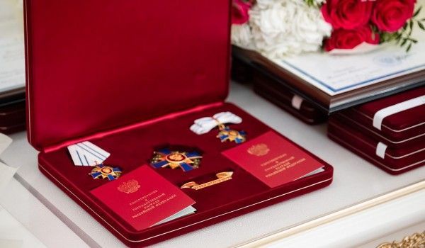 Собянин вручил наградные знаки «Родительская слава»