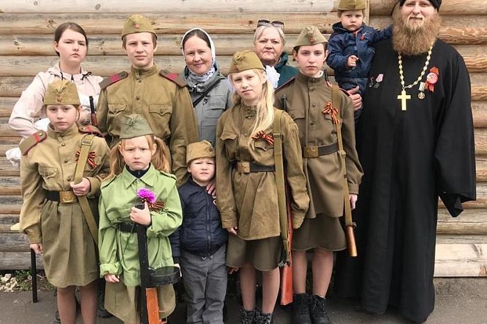 Многодетная семья из Кировской области удостоена медали ордена «Родительская слава»