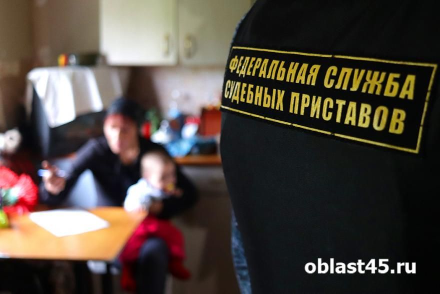 В Курганской области мать оформила дом на детей только после штрафов от приставов
