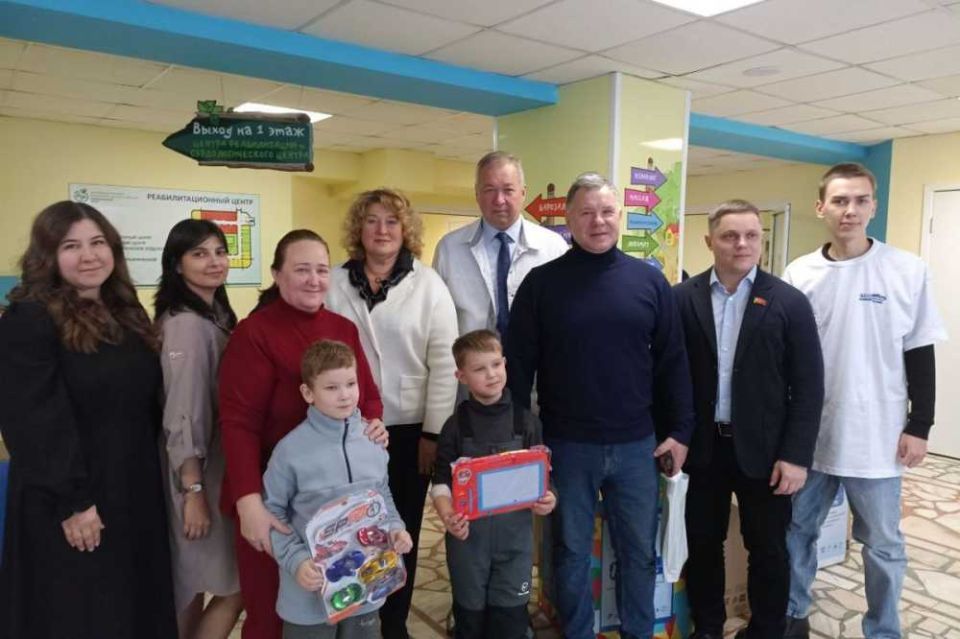 В Красноярском крае «Единая Россия» передает «Коробки храбрости» в детские больницы