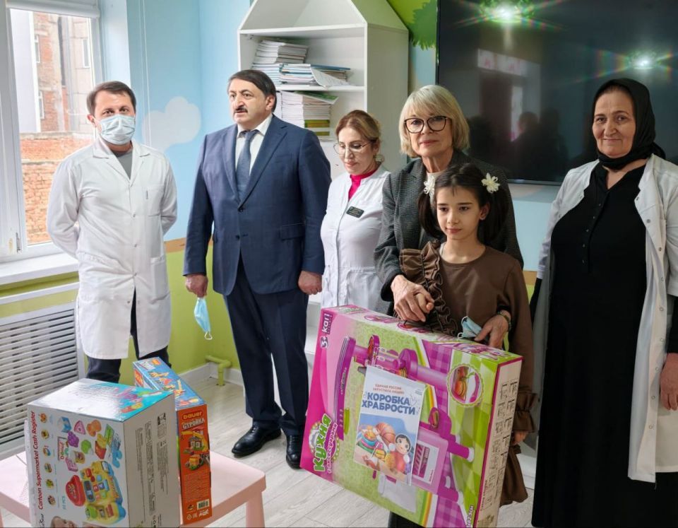 Депутат Госдумы РФ Джамаладин Гасанов привез подарки в отделение онкологии детской больницы