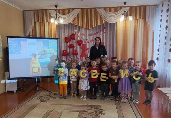 В Белгородской области сотрудники Госавтоинспекции провели для дошкольников уроки по правилам дорожного движения