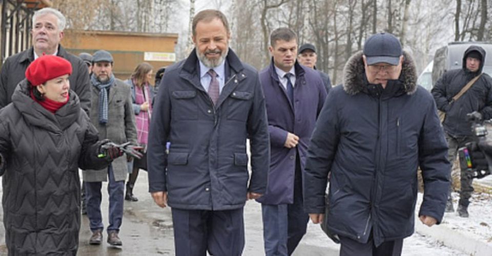 Комаров и Соколов осмотрели соцобъекты в Слободском