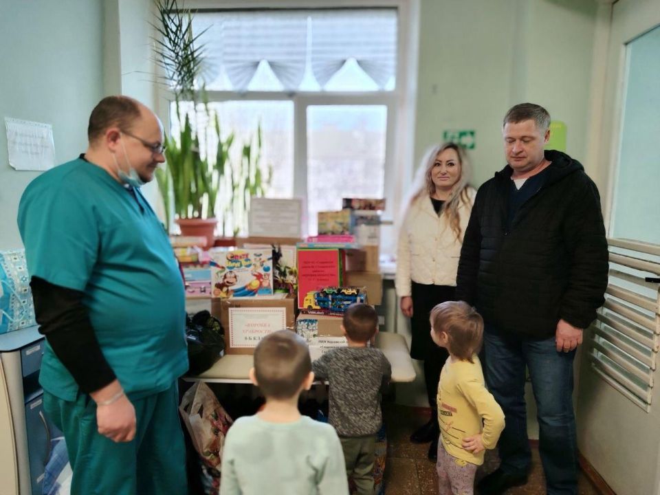 Игрушки из «Коробки храбрости» в Скадовской детской больнице