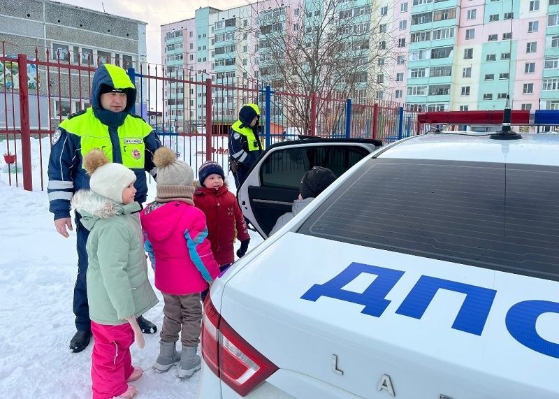 Воспитанников детского сада г. Усинска навестили сотрудники Госавтоинспекции