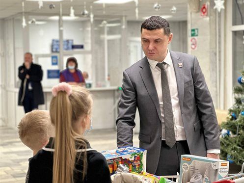 Юным пациентам областной детской больницы привезли «Коробку храбрости» с подарками