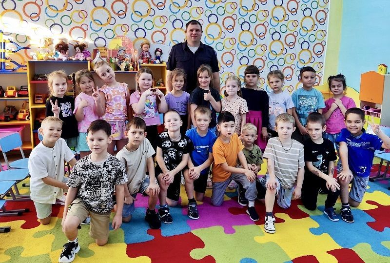 В Тюменской области юрисконсульт правового направления рассказал воспитанникам детского сада о профессии полицейского