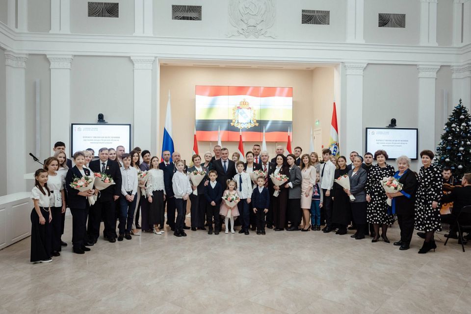 Александр Хинштейн вручил почетные знаки «Материнская слава» и «Отцовская доблесть»