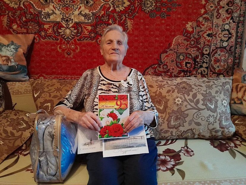 В Саратовской области сотрудница завода отметила 95-летие