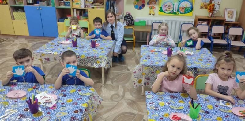 Мастер-класс по изготовлению световозвращающих элементов провели юным жителям Биробиджана сотрудники Госавтоинспекции