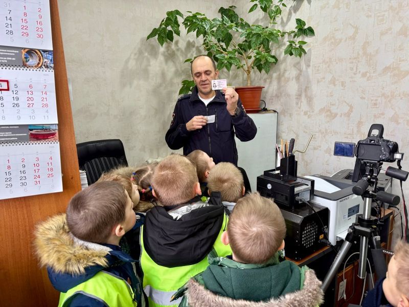 В отделе Госавтоинспекции МО МВД России «Бородинский» прошла познавательная экскурсия для воспитанников детского сада «Ручеек»