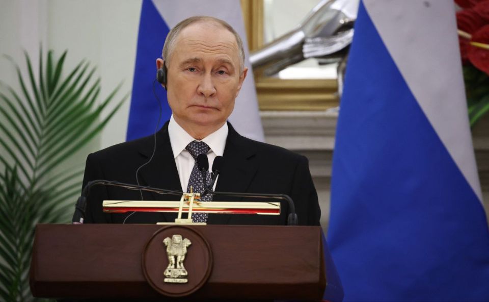 Путин поручил поддерживать не только материнство, но и отцовство