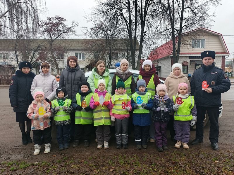 В Перевозе юные инспекторы, общественники и дошколята вручили водителям и пешеходам «рукавички безопасности»