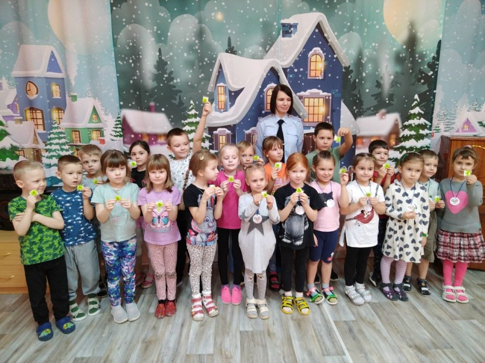 Сотрудники Госавтоинспекции встретились с воспитанниками детского сада №7 г. Вышнего Волочка