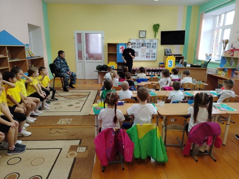 Полицейские Краснокамского района рассказали дошколятам о Дне героев Отечества