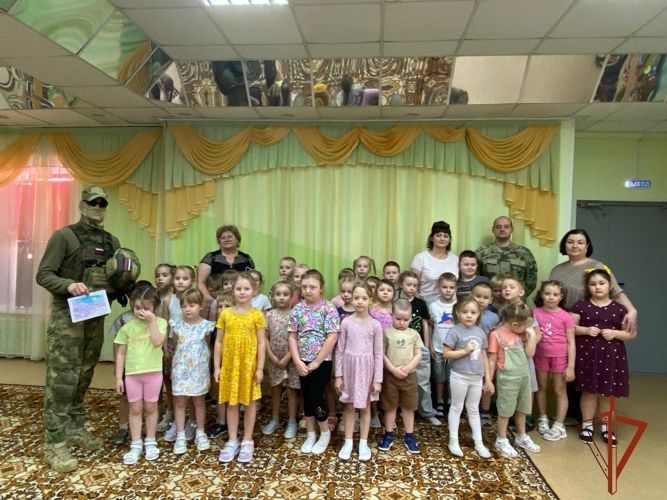 Зеленогорские военнослужащие провели встречи с воспитанника детских садиков