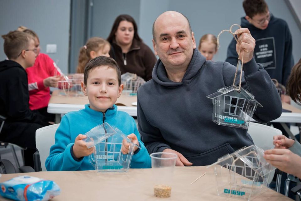 В парках Казани появились полимерные кормушки для птиц