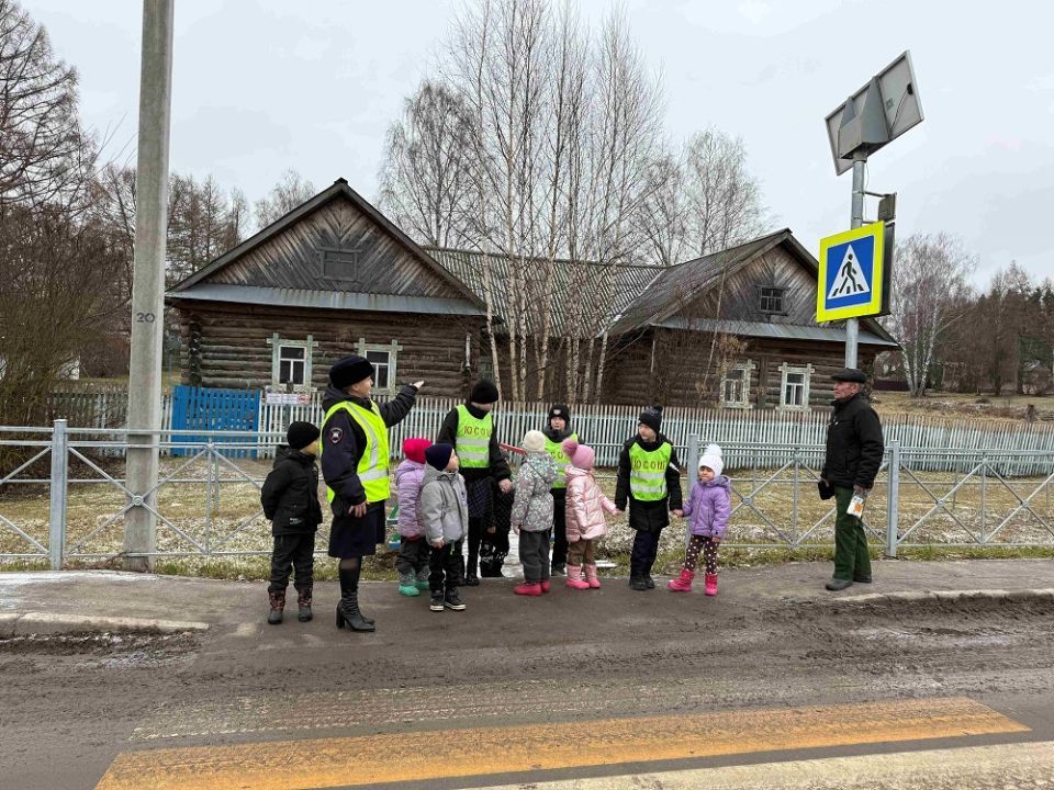В Куженерском районе сотрудники Госавтоинспекции и ЮИДовцы провели пешеходную экскурсию для самых юных участников дорожного движения