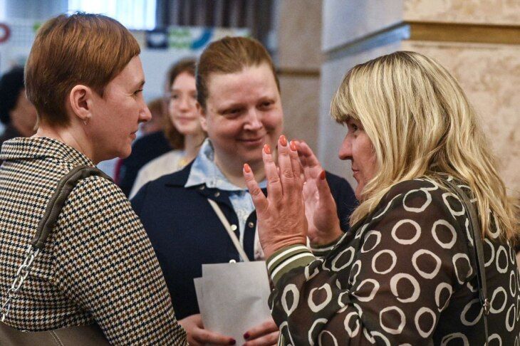 230 специалистов обсуждают развитие ранней помощи семьям с детьми в Тюменской области