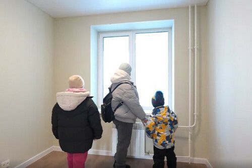 Многодетная семья из Благовещенска вселяется в квартиру в арендном доме