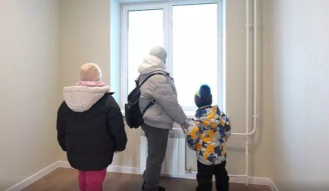 Благовещенская многодетная семья получит новую квартиру в «арендном» доме