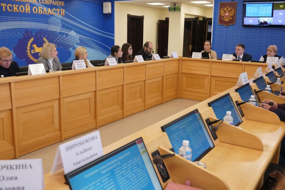 На площадке областного парламента обсудили с представителями общественности и науки законопроект о запрете на склонение к абортам