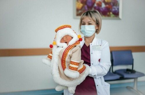 Северяне выписывают новорожденных в костюмах коренных народов