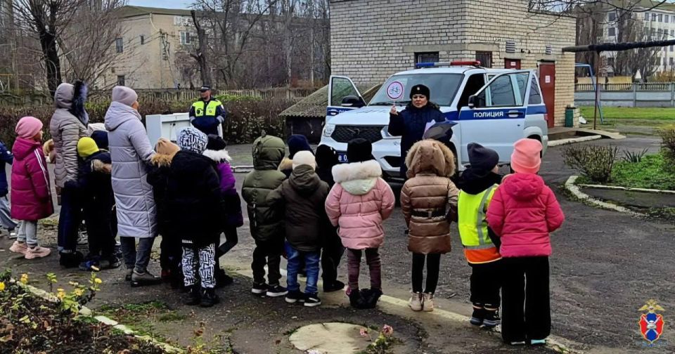 В Геническом детсаду провели «прогулку безопасности» с сотрудниками ГИБДД