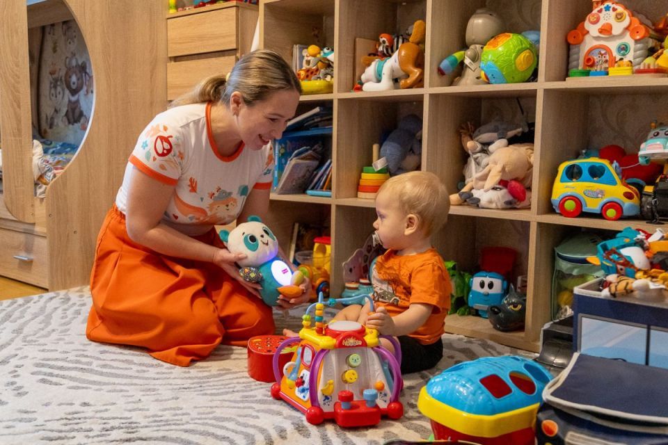 Южносахалинка Марина Горобченко: совмещать работу и воспитание троих маленьких детей стало проще благодаря «Школе нянь»