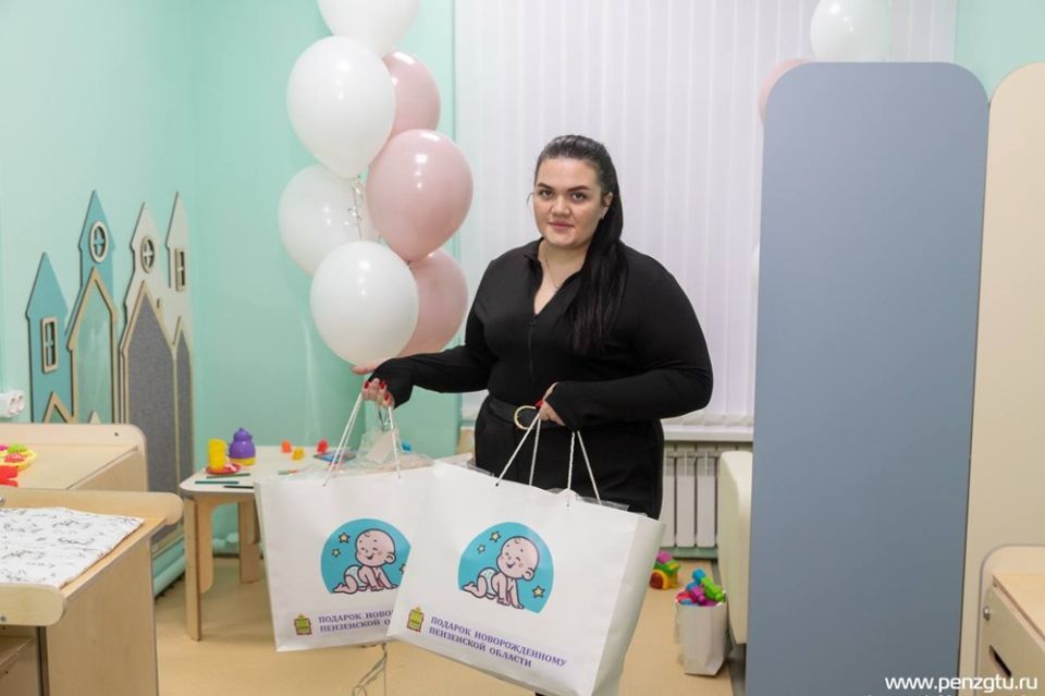 Около 40 пензенских студенческих семей получили подарки для новорожденных