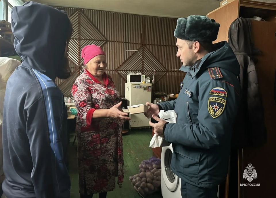 35 добрых дел: сотрудники МЧС России вручили многодетным семьям пожарные извещатели