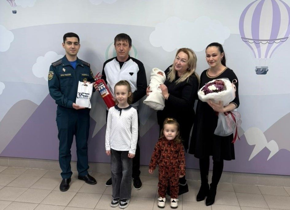 35 добрых дел: сотрудники МЧС Кабардино-Балкарии вручили многодетной семье пожарную атрибутику