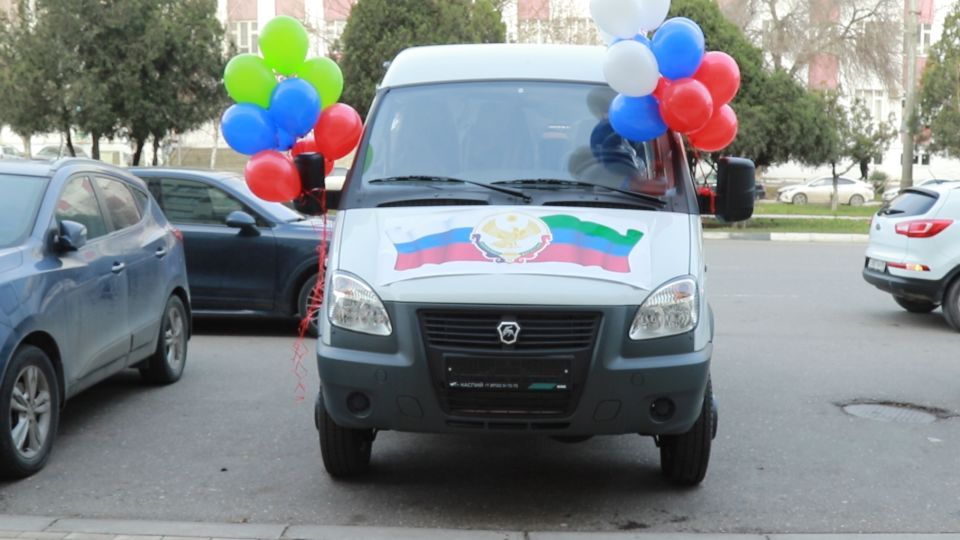 Многодетной семье из Хасавюртовского района вручили новый микроавтобус