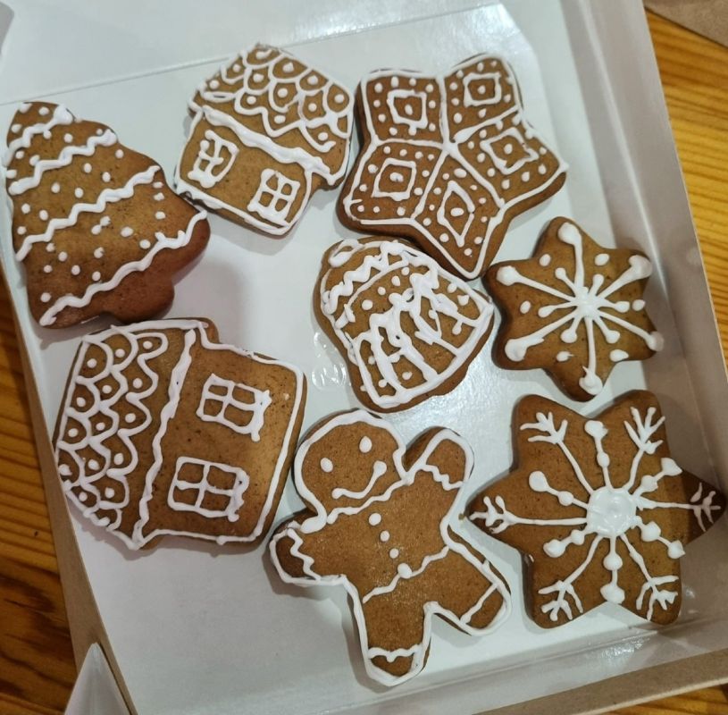 Новгородские теплоэнергетики расписали пряники и сделали печи для бойцов СВО