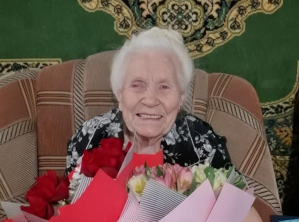 Александр Моор поздравил ветерана Августу Антипину со 102-летием