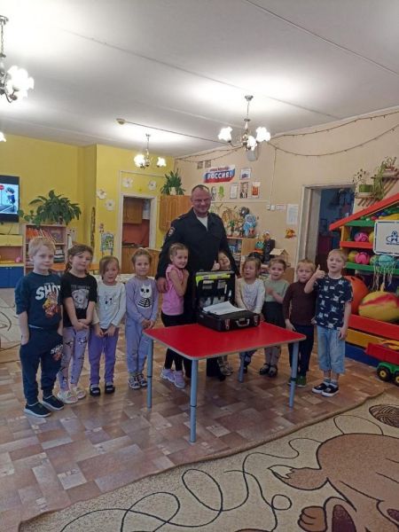 В Псковском округе эксперт-криминалист провел урок для воспитанников детского сада «Березка»