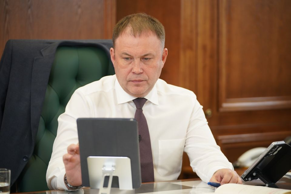 Льготы для многодетных семей, поддержка участников спецоперации, уборка дорог и другие вопросы: Илья Середюк провел прямой эфир в соцсетях