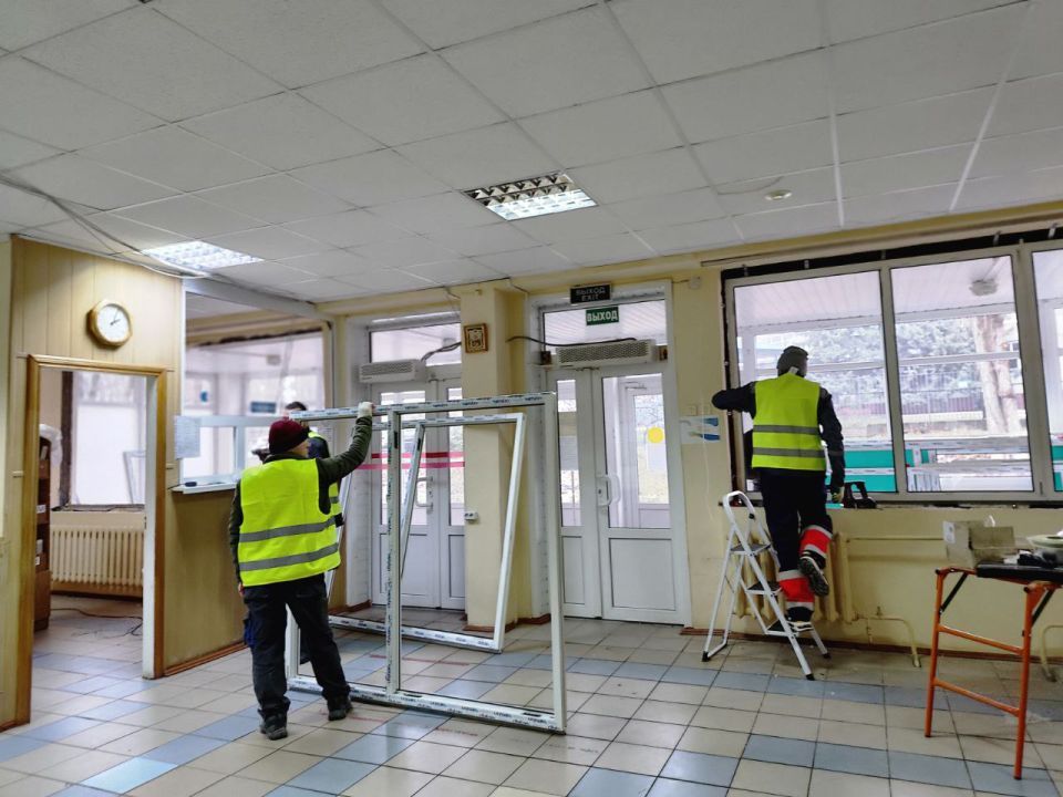 В Курске в филиале детской поликлиники на Республиканской начали вставлять окна