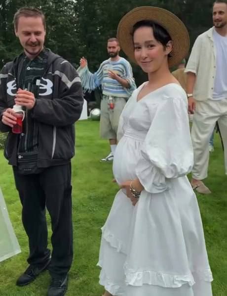 Уголовное дело завели на женщину, которая принимала роды у блогерши дома в бассейне, — младенец в итоге умер