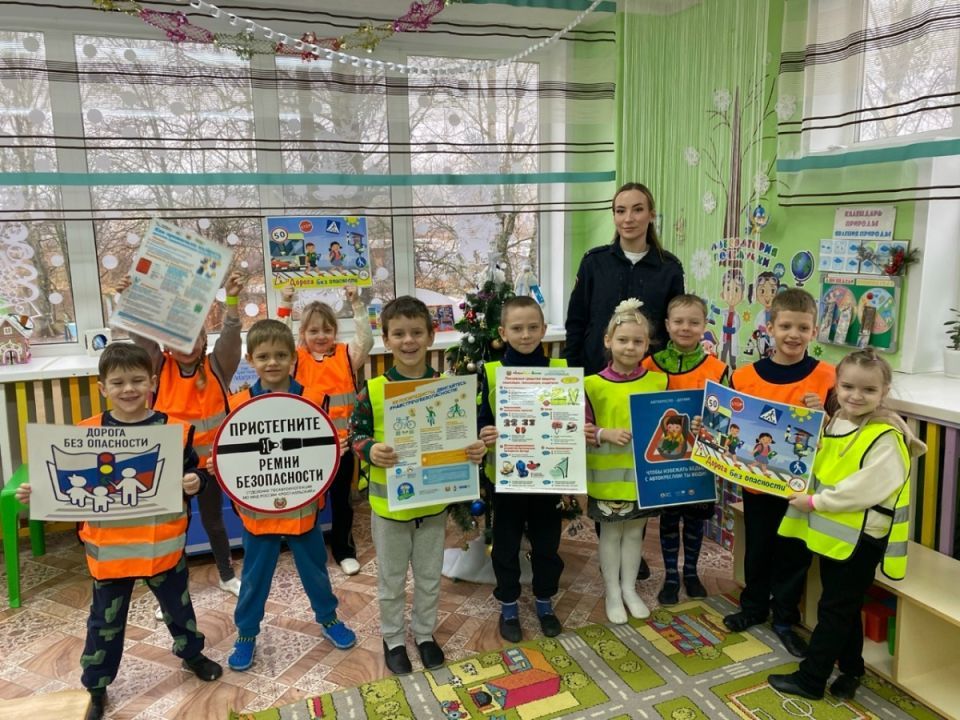 Сотрудники Госавтоинспекции МО МВД России «Рославльский» провели акцию «Яркий и заметный» для воспитанников детского сада «Малыш»