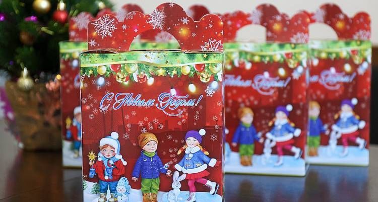 Все дети Владивостока от 3 лет и старше получат сладкие новогодние подарки от губернатора