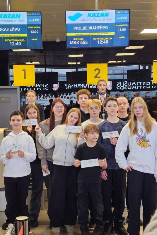 Воспитанники детского дома посетили аэропорт Казани и смогли почувствовать себя пилотами