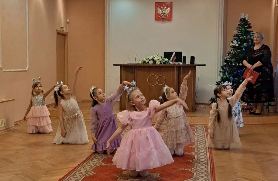 В Старой Руссе в праздник работников органов ЗАГС выступили малыши из детсада