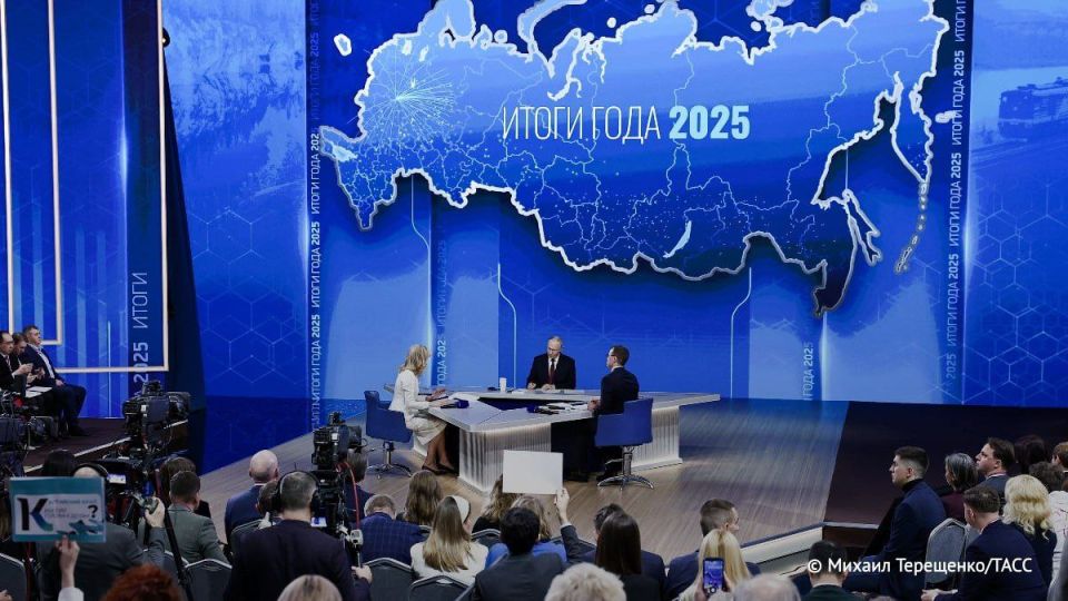 Путин о поддержке семей:. Выплачивать пособие по уходу за ребенком до трех лет правильно, правительство должно подумать, как это сделать