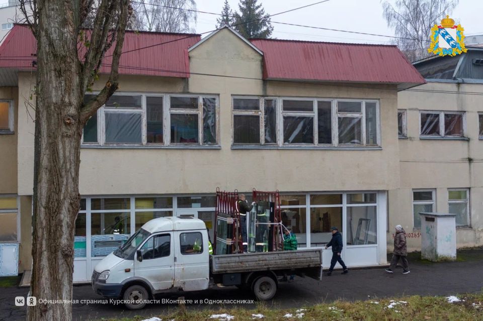 В Курске в детской поликлинике №6 меняют окна после атаки беспилотника